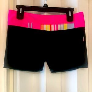 Lululemon Groove short reversible pink black size 6
